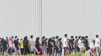 Sejumlah Warga Negara Indonesia (WNI) yang dievakuasi dari Wuhan, Hubei, China melakukan senam bersama prajurit TNI pada hari kesembilan di Hanggar Pangkalan Udara TNI AU Raden Sadjad, Ranai, Natuna, Kepulauan Riau. ANTARA FOTO/M Risyal Hidayat/hp.