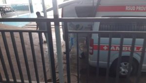 Petugas dengan APD Larikan Walkot Tanjungpinang ke RSUD Kepri