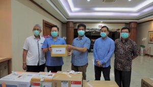 Walikota Batam Menerima 20.000 Test kit Dari Singapura