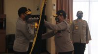 PENYERAHAN PATAKA POLDA KEPRI SELIGI SAKTI MARWAH NEGERI DARI IRJEN POL ANDAP BUDHI REVIANTO S.I.K, M.H KEPADA IRJEN POL Dr. ARIS BUDIMAN, M.Si