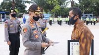 Kapolres Karimun AKBP Muhammad Adenan AS Beri Penghargaan kepada Masyarakat.
