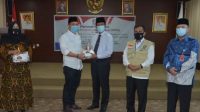 Untuk Kelancaran Pilkada, Isdianto Serahkan Hibah dan APD