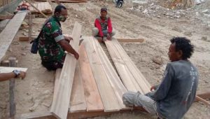 Demi Meningkatkan Kesejahteraan Warga Binaannya, TNI Bantu Mendirikan Rumah Warga