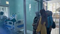 Hari Minggu, Buk Wali Jenguk Warganya Sakit