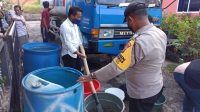 Polsek Tanjungpinang Timur Bagikan Air Bersih Kepada Warga