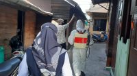 CEGAH PENYEBARAN COVID-19, BHABINKAMTIBMAS KEL.TANJUNGPINANG KOTA LAKUKAN  PENYEMPROTAN CAIRAN DESINFEKTAN RUMAH WARGA