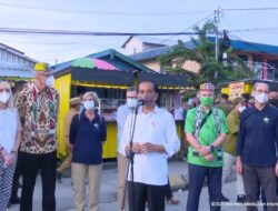 Presiden Jokowi Serahkan Bantuan Modal Bagi PKL di Tarakan