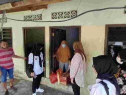 Bagikan Sembako, Ketua PKK Pangkalpinang : Semoga Bermanfaat Bagi Warga Terdampak Covid