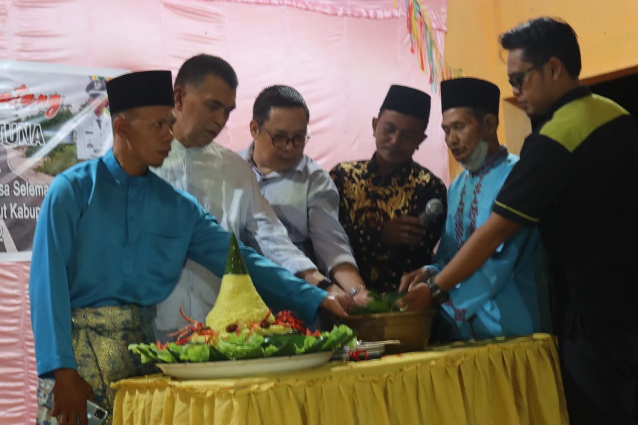 Bupati Natuna Wan Siswandi saat menghadiri syukuran pembangunan Jalan Hotmix di Desa Seleman