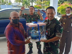 Ketua Komisi I DPRD Natuna, Hadiahkan Kue Ulangtahun Komandan Lanud Ranai