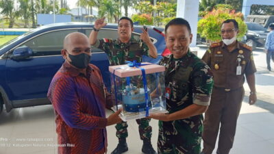 Ketua Komisi I DPRD Natuna, Hadiahkan Kue Ulangtahun Komandan Lanud Ranai