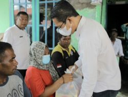 Amsakar Serahkan Bantuan untuk Korban Angin Puting Beliung