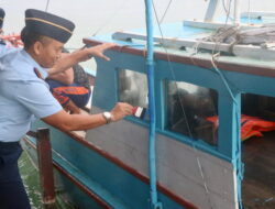 HUT TNI AU  Ke 76, Komandan Lanud RSA Hiasi Kapal Nelayan