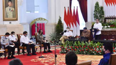 President Jokowi Orders Cabinet Members to Make Effective Policies Amid Commodity Price Rise