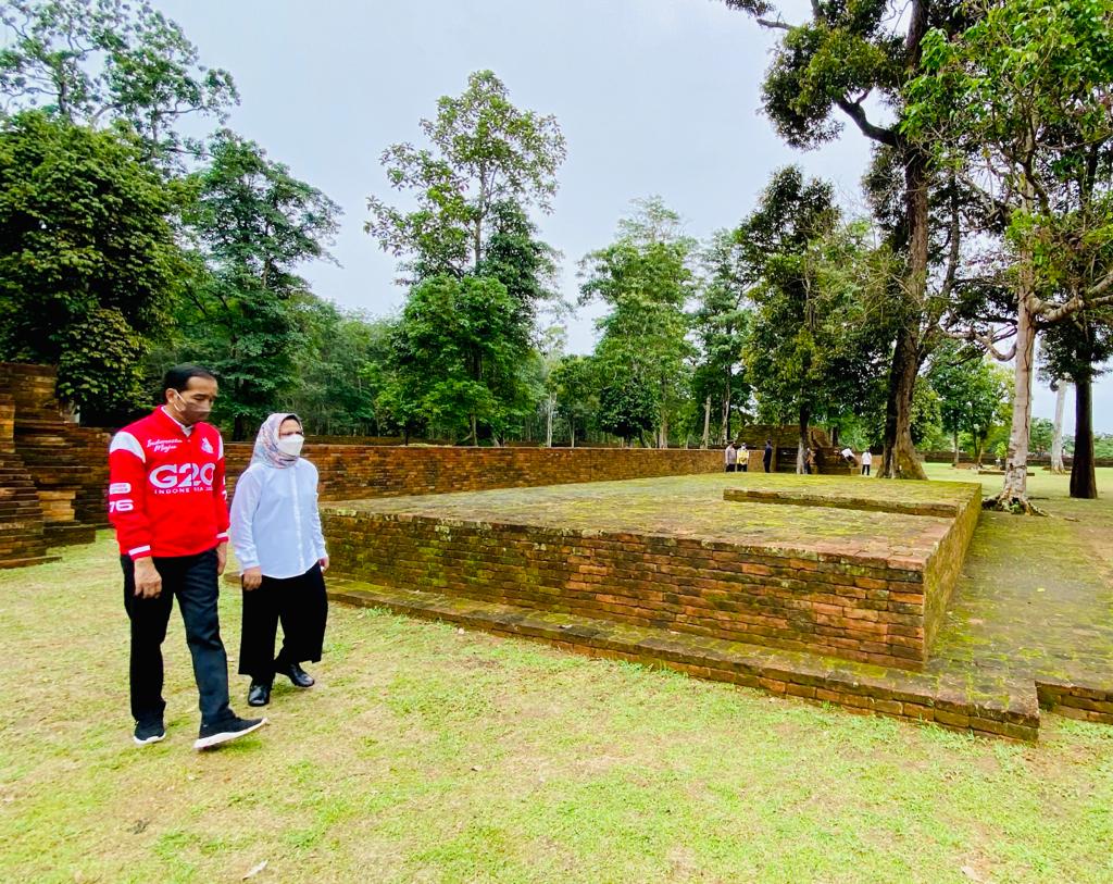 Presiden Jokowi dan Ibu Iriana Jokowi meninjau Candi Kedaton di KCBN Muaro Jambi, Kabupaten Muaro Jambi, Jambi, Kamis (07/04/2022). (Foto: BPMI Setpres/Laily Rachev) Read more: https://setkab.go.id/tinjau-kcbn-muaro-jambi-presiden-harap-jejak-peradaban-dilestarikan/