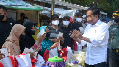President Jokowi Distributes Social Assistance at Cirebon’s Harjamukti Market