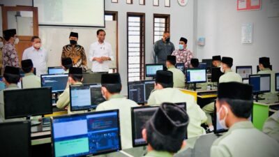 President Jokowi Lauds API Boarding School for Setting Good Example in Health Protocols Compliance