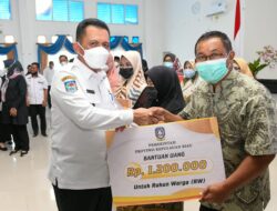 Gubernur Kepri Serahkan Bantuan RT/RW & Kader Posyandu di Lingga Senilai Rp2,2 Miliar