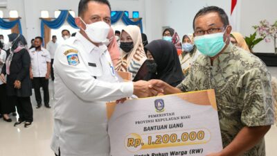 Gubernur Kepri Serahkan Bantuan RT/RW & Kader Posyandu di Lingga Senilai Rp2,2 Miliar