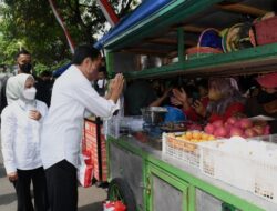 President Jokowi Distributes Social Assistance at Traditional Markets in Surakarta
