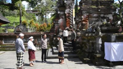President Jokowi Visits Bali’s Tirta Empul Temple