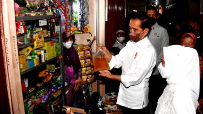 President Jokowi Checks Price of Cooking Oil in Muntilan Market, C. Java Province