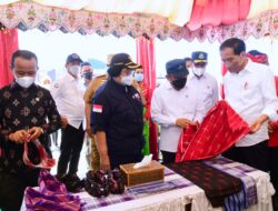 President Jokowi Visits Micro Business Expo in Wakatobi