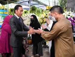President Jokowi, First Lady Pay Last Respects to Deceased Minister