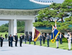 President Jokowi Visits Seoul National Cemetery