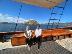 President Jokowi, First Lady Sail to Komodo National Park on Phinisi Boat