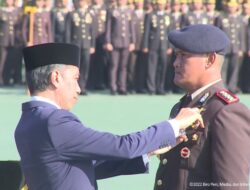 President Jokowi Confers Bhayangkara Nararya Stars to Three National Police Members