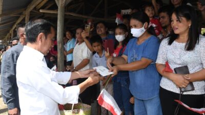 President Jokowi Visits Traditional Market in North Nias Regency