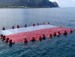 Dibawah Laut Natuna, TNI AL Ranai Kibarkan Bendera Merah Putih