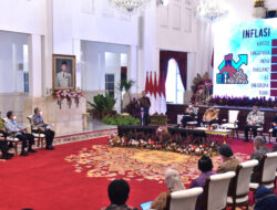 President Jokowi Urges Central, Regional Governments to Control Inflation