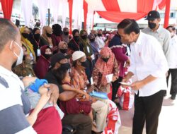 President Jokowi Distributes Assistances in Bengkayang, W. Kalimantan Province
