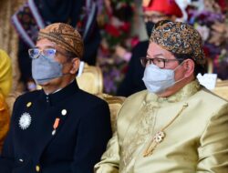 Ministers Don Traditional Clothes to Celebrate Independence Day