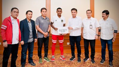 President Jokowi Presents Bonus for U-16 National Football Team
