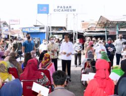 President Jokowi Distributes Social Assistances at Bandung Cicaheum Market