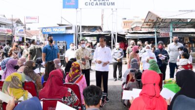 President Jokowi Distributes Social Assistances at Bandung Cicaheum Market