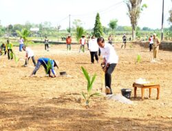 President Jokowi Plants “Genjah” Coconut Trees with Farmers in Boyolali, C. Java Province