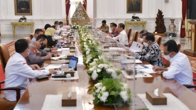 President Jokowi Chairs Cabinet Meeting on Preparations for FIFA U-20 World Cup