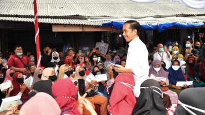 Serahkan Bansos di Pasar Toboali Bangka Selatan, Presiden: Gunakan untuk Penuhi Gizi Anak