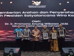 Pramono Anung Serahkan Satyalancana Wira Karya Bagi Lima ASN Sekretariat Kabinet