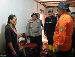 Kapolres Meranti dan Bupati Kepulauan Meranti Datangi Korban Banjir  di Kecamatan Rangsang Barat