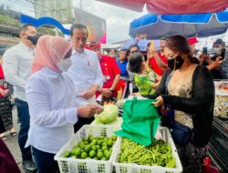 Bersama Ibuk Iriana, Jokowi Tinjau Harga Bahan Pokok