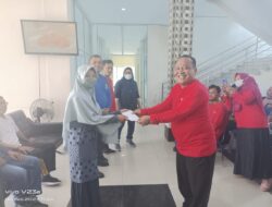 PLT Kadis PUPRKP Bagi Reward Kepada Staf ASN dan Non ASN Yang Berperstasi