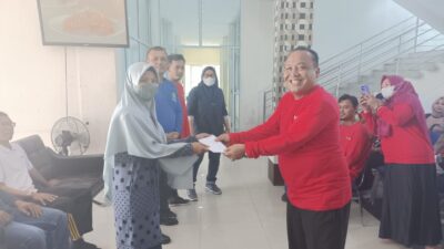 PLT Kadis PUPRKP Bagi Reward Kepada Staf ASN dan Non ASN Yang Berperstasi
