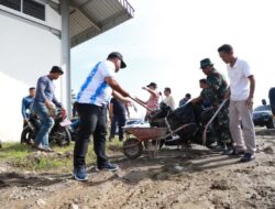 PJ. Bupati Aceh Besar, Pimpin Aksi Memungut Sampah di Pasar Induk