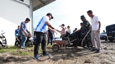 PJ. Bupati Aceh Besar, Pimpin Aksi Memungut Sampah di Pasar Induk