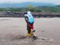 Prajurit TNI, Gendong Pelajar SD Lewati Sungai Aliran Lahar Semeru